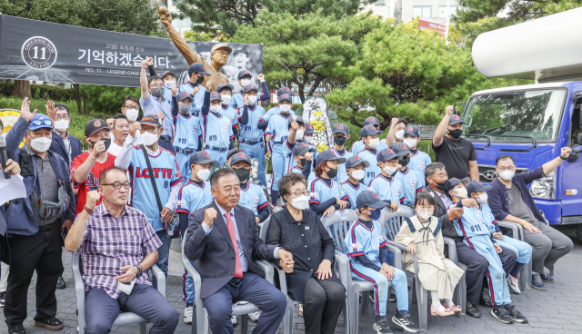 ‘한국 야구의 전설’ 고 최동원(1958~2011) 선수의 11주기 추모 행사가 14일 부산 동래구 사직야구장 앞 최동원 동상에서 열렸다. 김종진 기자 kjj1761@